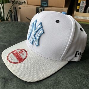 NewEra 9Fifty New York Yankees Powder Blue and White SnapBack